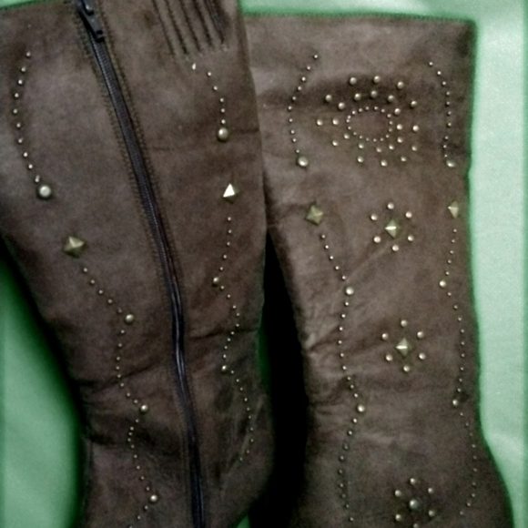 faux suede boots perfect for costume - Picture 4 of 4